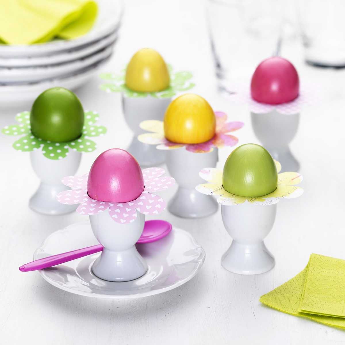 Duka med påskägg på påskbordet