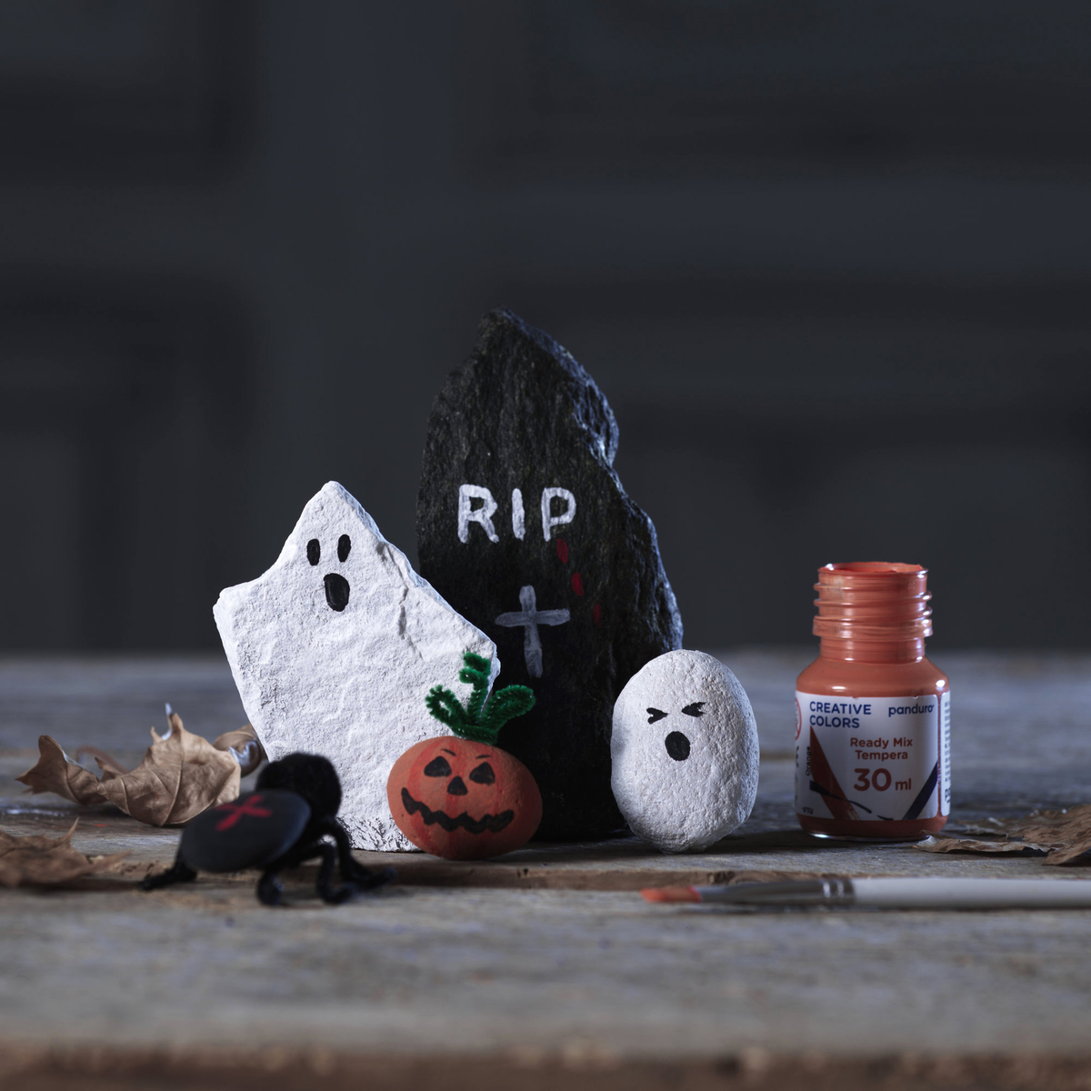 Måla läskiga halloweenstenar