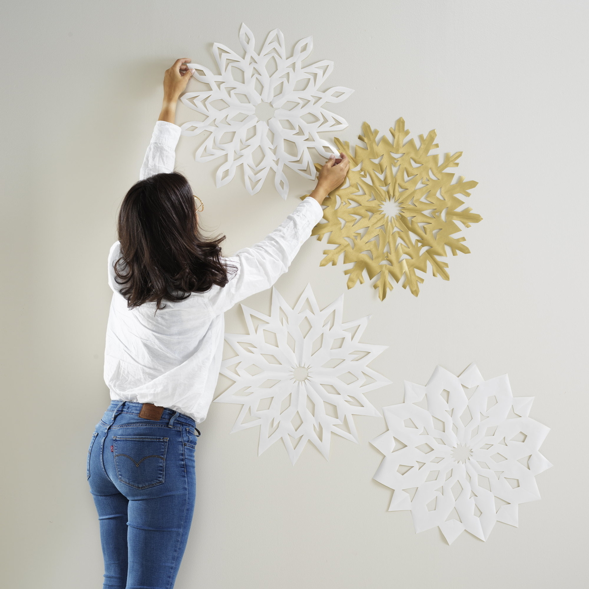 Klipp ut stora snöflingor av papper
